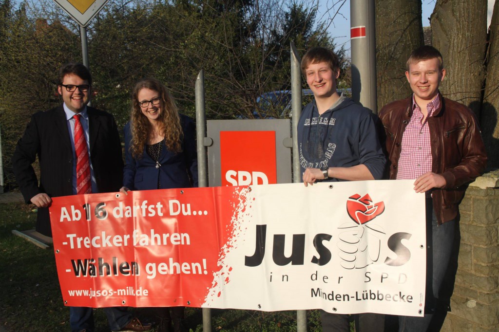 Vier Kandidatinnen und Kandidaten aus den Reihen der Jusos präsentieren ein Juso-Banner zur Kommunalwahl. Von links: Jan-Hendrick Maschke (Bürgermeisterkandidat in Preußisch Oldendorf), Nadine Kostka (Kreistagskandidatin in Lübbecke), Felix F. Gröting und Dominik Noch (beide Ratskandidaten in Espelkamp).